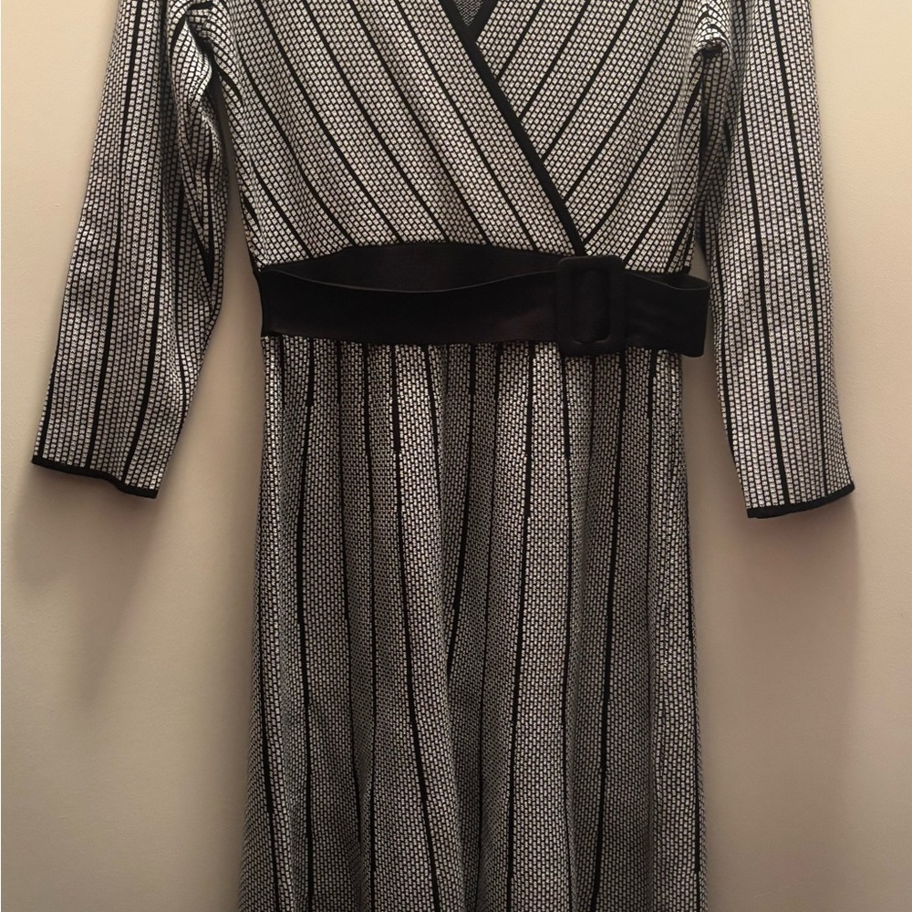 Long Sleeve Sheath Dress with V-neck